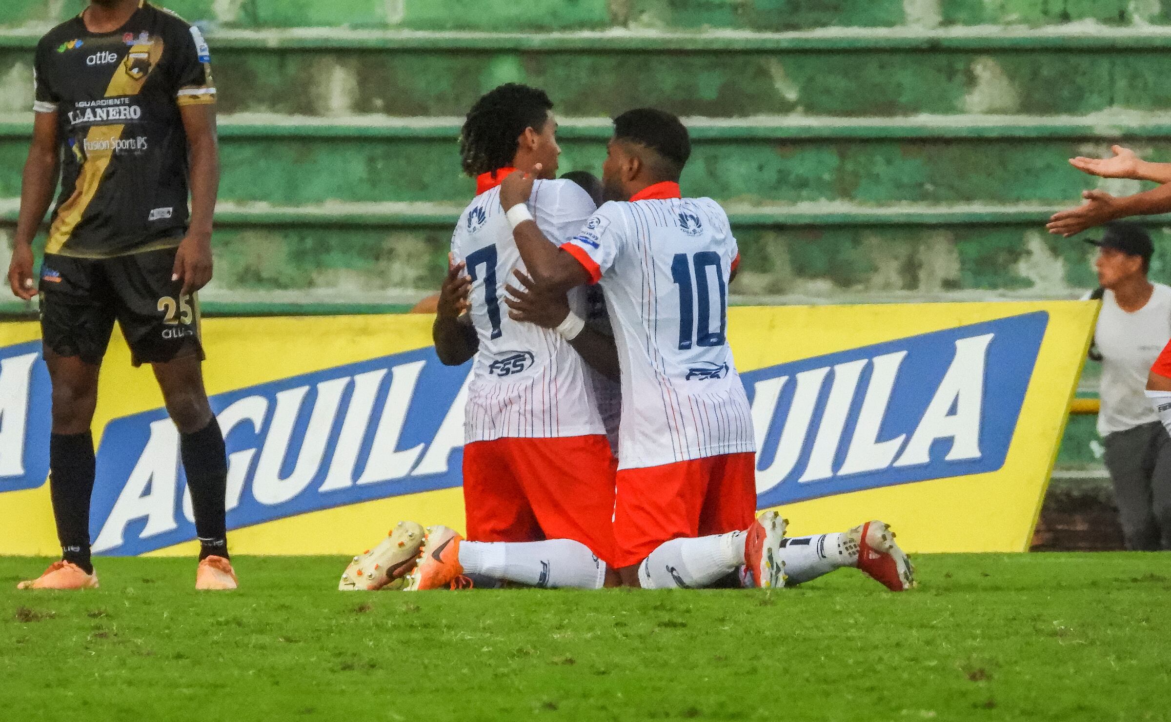VILLAVICENCIO - COLOMBIA, 04-12-2021: Llaneros F. C. y Unión Magdalena durante partido de la fecha 6 de los cuadrangulares semifinales por el Torneo BetPlay DIMAYOR II 2021 en el estadio Bello Horizonte en la ciudad de Villavicencio. / Llaneros F. C. and Union Magdalena during a match of the 6th date of the quarter semifinals for the BetPlay DIMAYOR II 2021 at the Bello Horizonte stadium in Villavicencio city. / Photo: VizzorImage / Daniel Gongora / Cont.