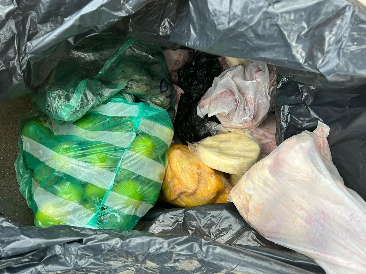 La guardia del Inpec en La Picota encontró una millonaria encomienda de comida que incluía carne, pescado, mariscos, hamburguesas y hasta chicharrones.