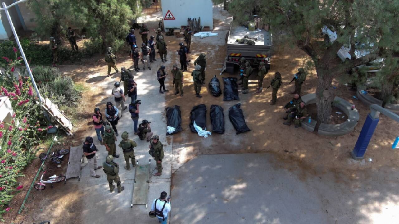 Una vista aérea muestra los cuerpos de las víctimas de un ataque tras una infiltración masiva de hombres armados de Hamás.