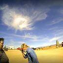 En esta captura de pantalla del video de una cámara de solapa proporcionada por la Oficina del Jefe de Policía del Condado de Santa Fe, la armera de cine Hannah Gutiérrez-Reed, a la derecha, habla con un asistente del alguacil mientras otros colegas están cerca de ella en el set de la película de vaqueros "Rust", poco después del tiroteo fatal de la directora de fotografía Halyna Hutchins por parte de Alec Baldwin durante un ensayo, el 21 de octubre de 2021, en Nuevo México. Gutiérrez-Reed, quien está acusada de homicidio involuntario y manipulación de pruebas por la muerte de Hutchins. Los cargos contra Baldwin fueron desestimados en abril. (Santa Fe County Sheriff's Office vía AP)