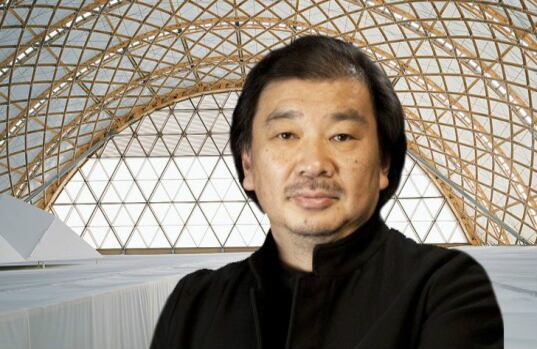 Shigeru Ban nació en Tokio en 1957, después de realizar sus estudios en el Southern California Institute of Architecture de los Ángeles se dedicó a realizar construcciones con materiales no convencionales como papel y plástico.