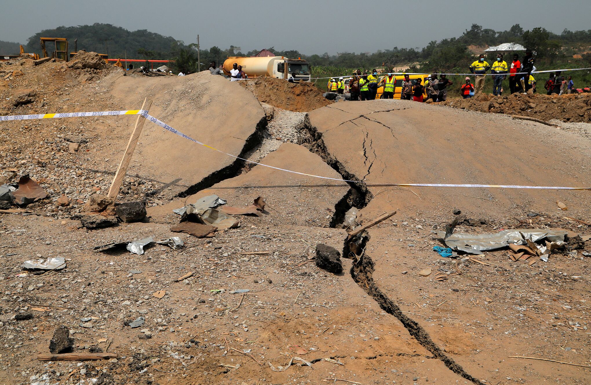 La gente observa los daños causados cuando un vehículo que transportaba explosivos mineros detonó a lo largo de una carretera en Apiate, Ghana. Foto REUTERS/Francis Kokoroko