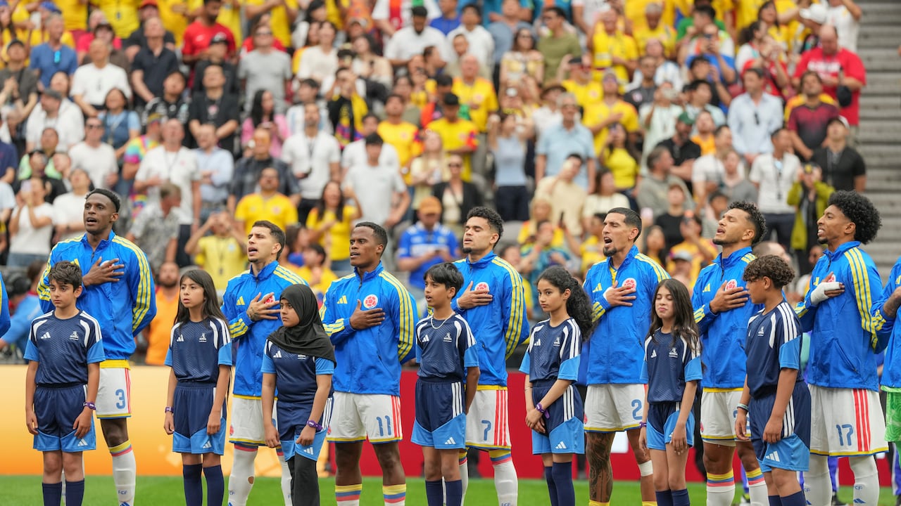 La Selección Colombia entonando el himno nacional en su partido contra Suiza por los octavos de final.