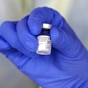 Una enfermera sostiene una dosis de la vacuna contra el coronavirus desarrollada por Pfizer y BioNTech.