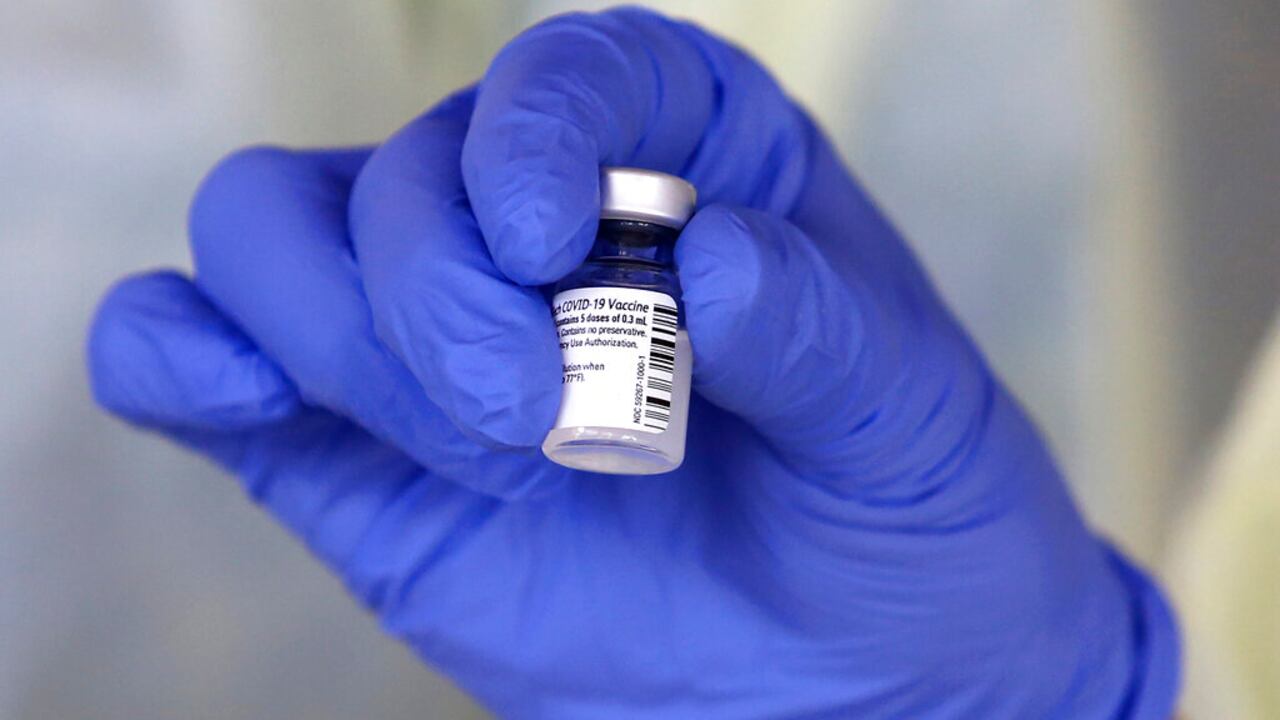 Una enfermera sostiene una dosis de la vacuna contra el coronavirus desarrollada por Pfizer y BioNTech.