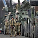 Soldados del 2do Regimiento de Caballería del Ejército de EEUU forman una fila con sus vehículos en el aeródromo militar de Vilseck, Alemania, el miércoles 9 de febrero de 2022. El regimiento será trasladado a Rumania para apoyar a la OTAN en medio de las tensiones Rusia-Ucrania. (Foto AP/Michael Probst)