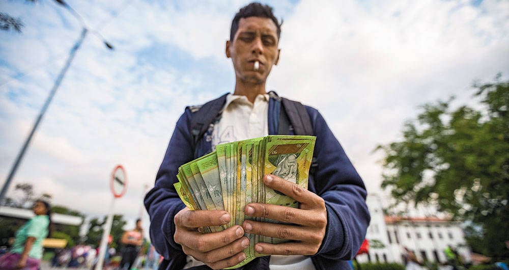 A pesar de la gran cantidad de bolívares que puede tener una persona, esto muchas veces no alcanzan para nada. Foto: SEMANA / Esteban Vega