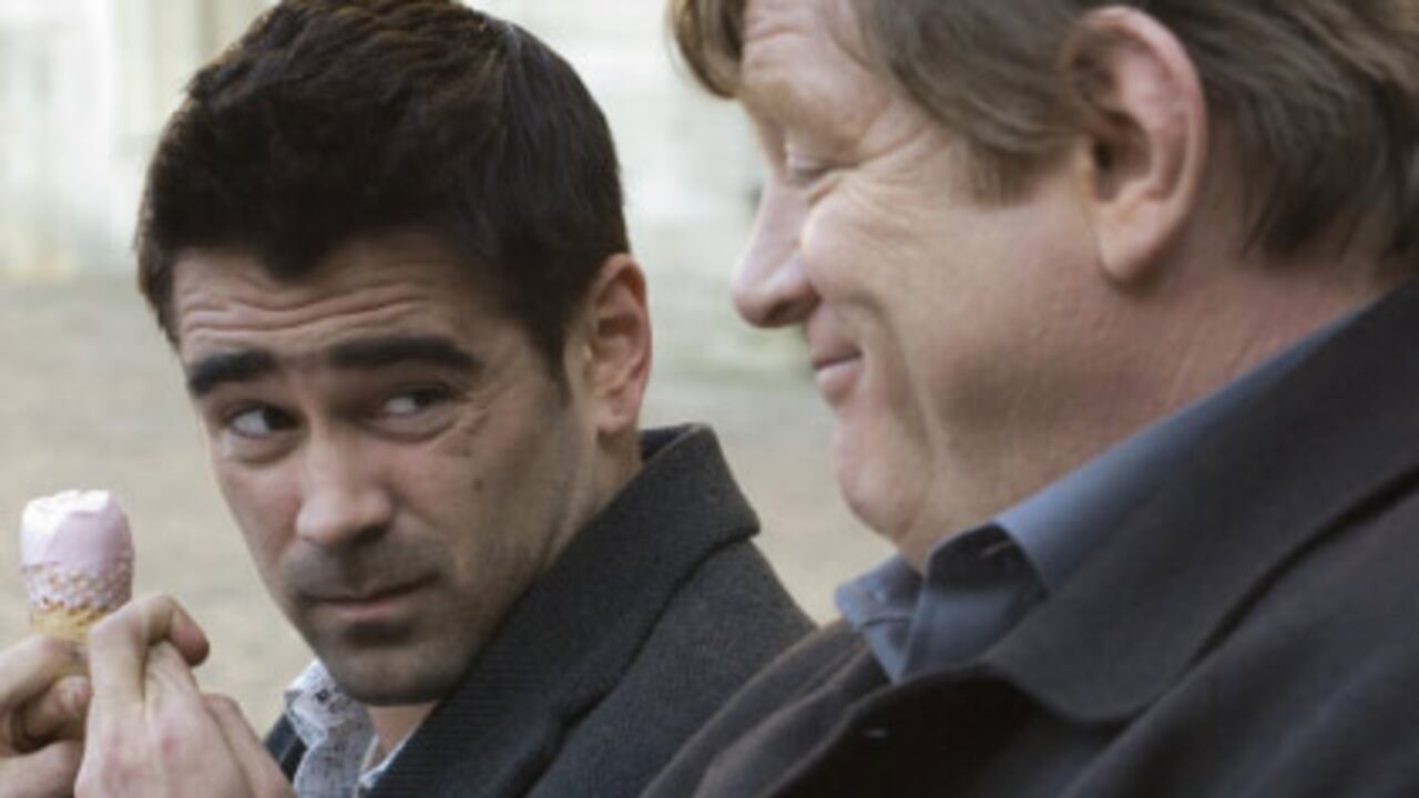 Los asesinos Ray (Colin Farrell) y Ken (Brendan Gleeson) esperan una nueva orden en la medieval ciudad belga