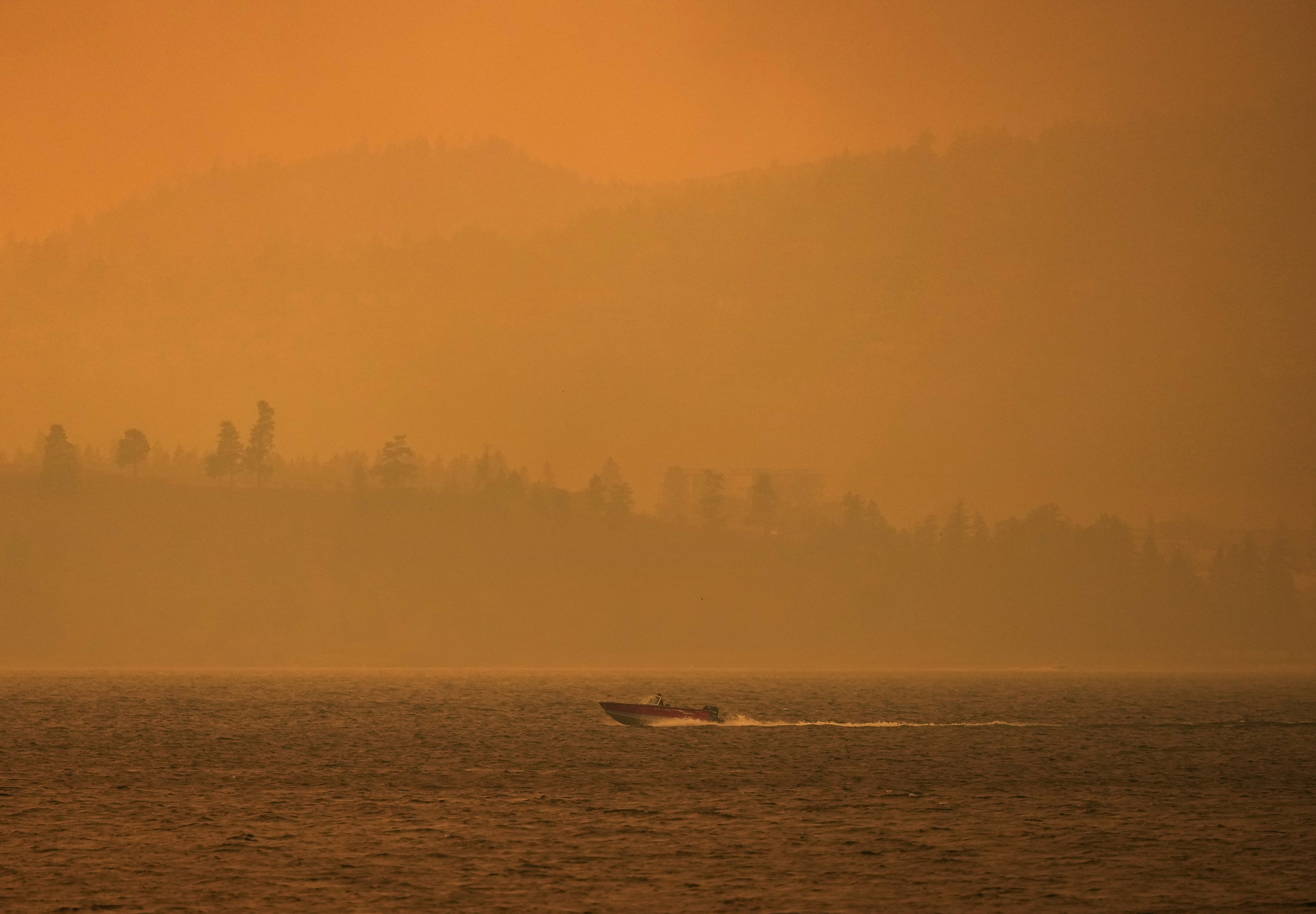 Shane Thompson, ministro de Medio Ambiente y Cambio Climático del territorio, indicó que la situación del incendio forestal seguía siendo crítica y que quienes se quedaban, más allá del personal de emergencia, estaban poniendo en riesgo sus vidas y las de los demás. “Por favor, márchense ya”, dijo.