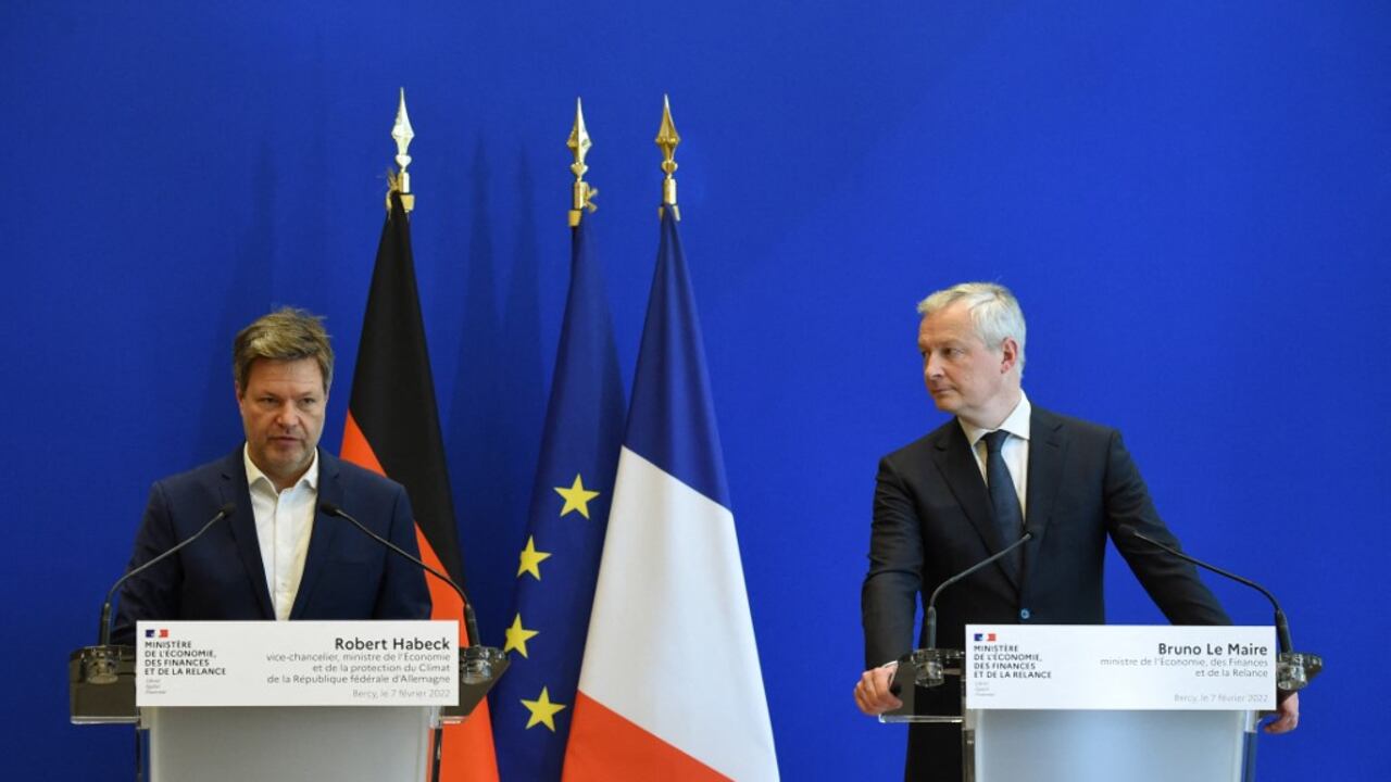 El ministro de Economía y Finanzas de Francia, Bruno Le Maire (derecha), y el ministro de Economía y Clima de Alemania, Robert Habeck (izquierda), asisten a una conferencia de prensa después de su reunión en el Ministerio de Economía en París el 7 de febrero de 2022.
Eric PIERMONT / AFP
