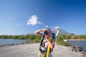 Viajera caminando hacia la isla de Ometepe. Al fondo se puede ver el volcán Concepción, en Nicaragua.