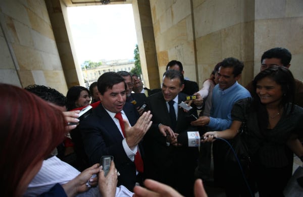 Una paloma, símbolo de la paz, sorprende al senador Juan Fernando Cristo al momento de la rueda de prensa. 