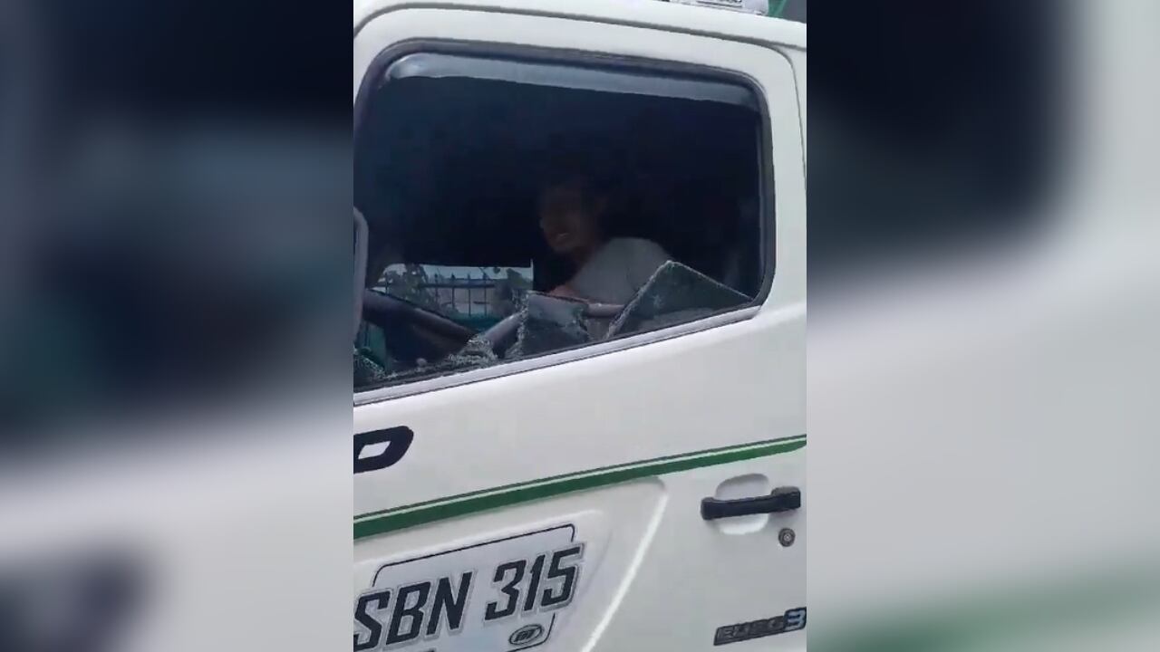 Las personas bajaron al delincuente a la fuerza.