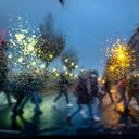 La gente cruza una calle en un semáforo en Frankfurt, Alemania, en un lluvioso jueves 12 de noviembre de 2020, ya que el número de nuevas infecciones por coronavirus volvió a superar las 20 000. Foto: AP / Michael Probst.