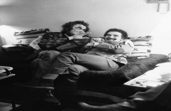 1974- PARÍS, EN CASA DE UGNE KARVELIS (JUGANDO CON MASCARAS DE CHRISTOPHER, HIJO DE UGNE) FOTO SARA FACIO