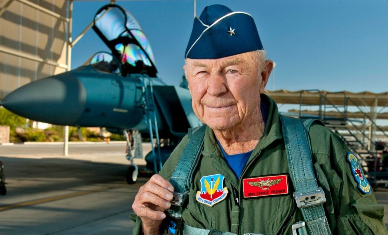 El general Charles E. "Chuck" Yeager se prepara para abordar un F-15D Eagle del 65º Escuadrón Agresor el 14 de octubre de 2012