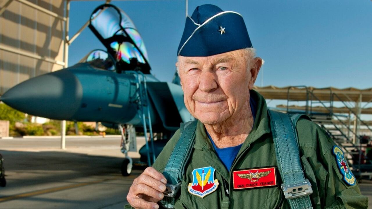 Foto tomada el 14 de octubre de 2012 Brigadier retirado de la Fuerza Aérea de Estados Unidos. El general Charles E. "Chuck" Yeager se prepara para abordar un F-15D Eagle del 65º Escuadrón Agresor el 14 de octubre de 2012 en la Base de la Fuerza Aérea Nellis, Nevada. La leyenda de la aviación estadounidense Chuck Yeager, el primer piloto en romper la barrera del sonido, murió, anunció su esposa el 7 de diciembre de 2020. "Es con un profundo dolor, debo decirles que mi amor de vida, el general Chuck Yeager, falleció justo antes de las 9 p.m. ET ", tuiteó Victoria Yeager en la cuenta de su esposo.
El Sargento Primero. Jason W. Edwards / FUERZA AÉREA DE EE. UU. / AFP