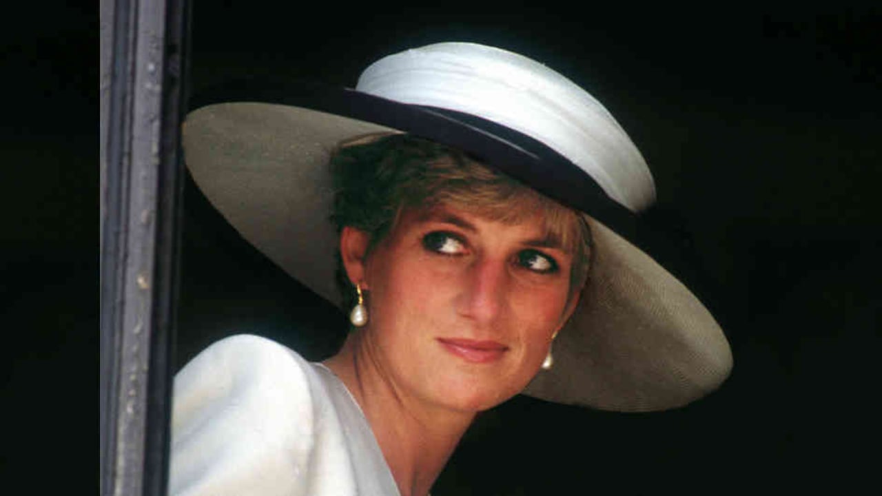 El príncipe Carlos y la princesa Diana se casaron en 1981. En esa entrevista, Diana dijo que en el matrimonio eran tres.