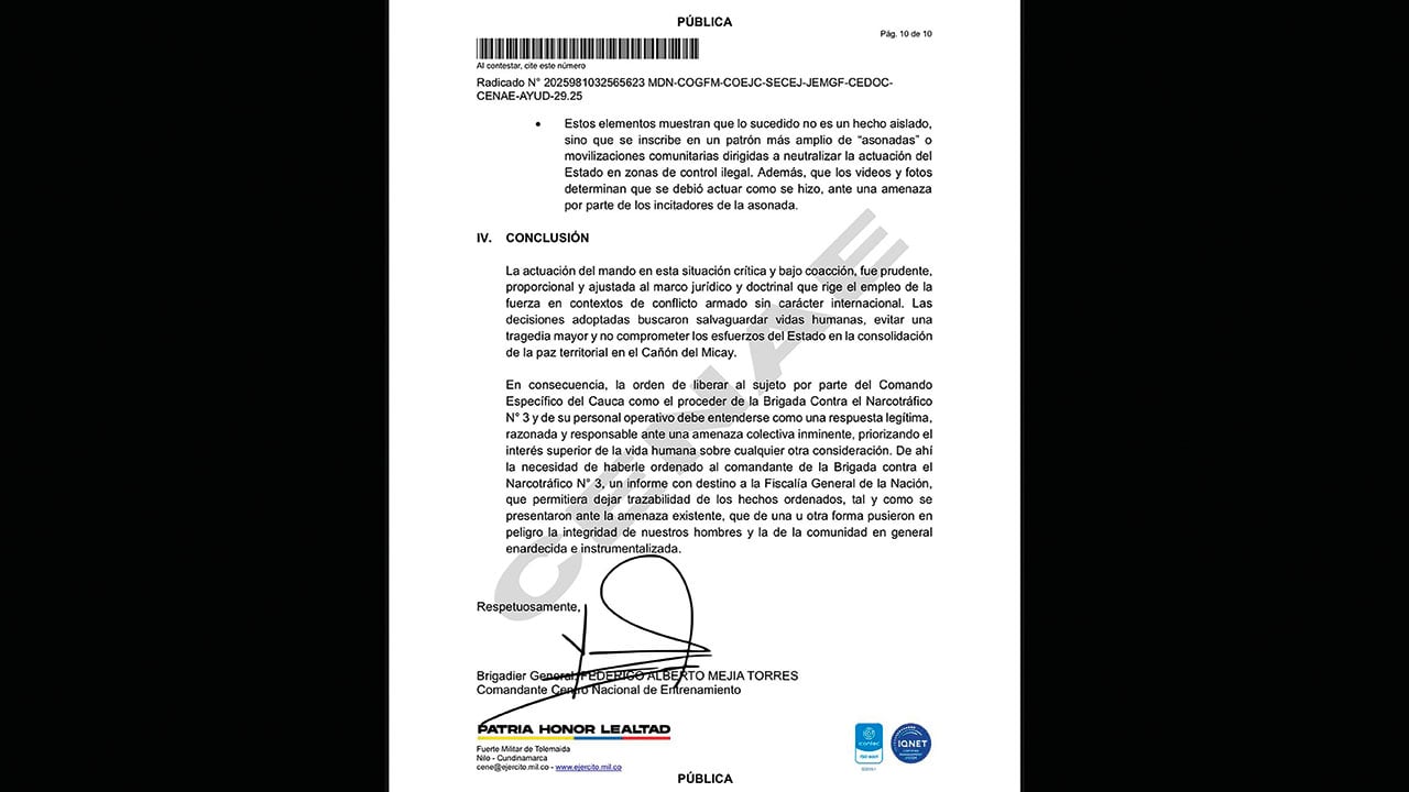 El general Mejía reconoció que ordenó la liberación de un presunto traficante de cocaína, en un informe que conocía el comandante del Ejército, general Emilio Cardozo. 