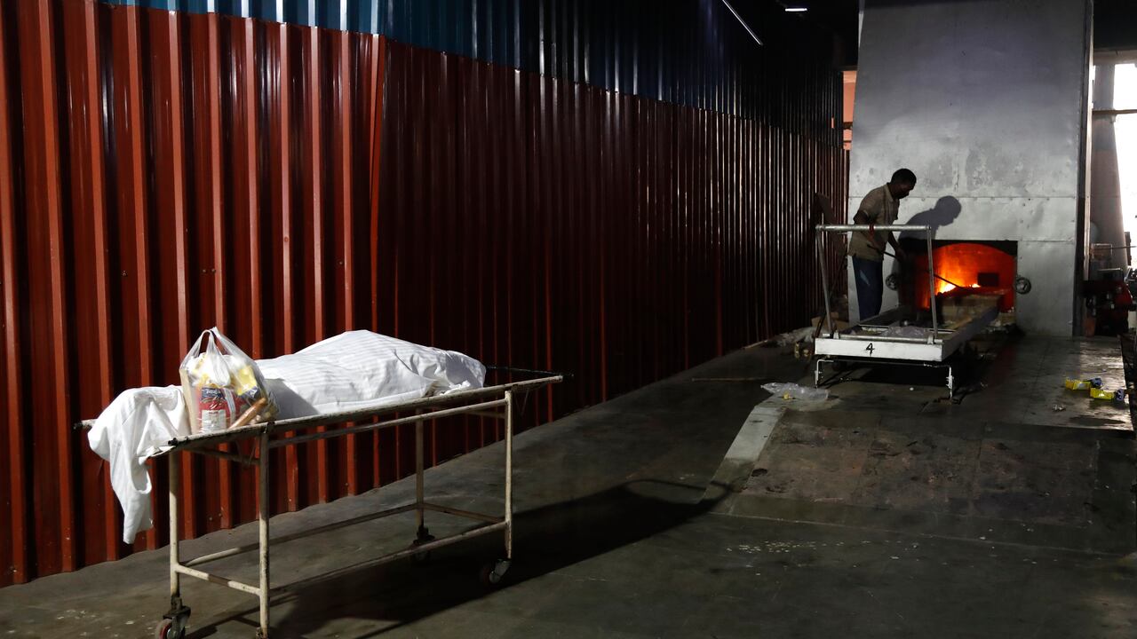 Un trabajador se prepara para incinerar el cuerpo de una víctima de COVID-19 en Nueva Delhi, India. (Foto AP / Manish Swarup)