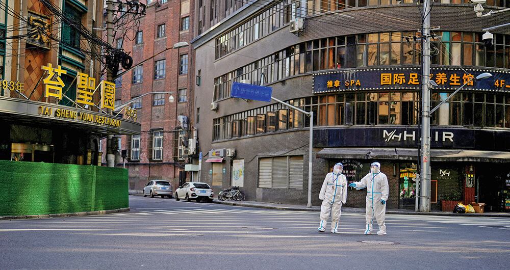 Mientras las calles de muchas ciudades chinas están desoladas y parecen pueblos fantasma, los habitantes han manifestado su inconformismo y fastidio por las restricciones y aislamientos.