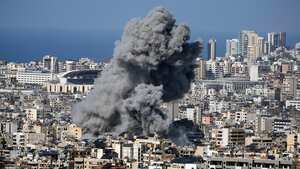 El humo se eleva después de un ataque aéreo israelí en Dahiyeh, en el suburbio sur de Beirut, Líbano, el martes 12 de noviembre de 2024.