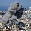 El humo se eleva después de un ataque aéreo israelí en Dahiyeh, en el suburbio sur de Beirut, Líbano, el martes 12 de noviembre de 2024.