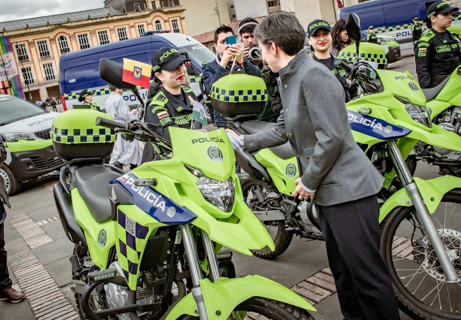 Alcaldesa Claudia López entregando el equipamiento a la Policía de Bogotá