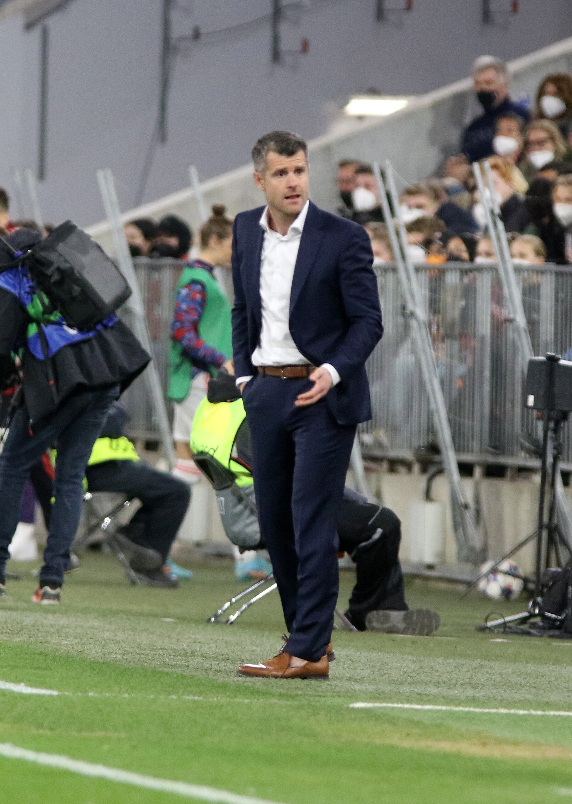 El entrenador del PSG, Didier Ollé-nicolle, fue visto durante el partido de primera pierna de los cuartos de final de la Liga de Campeones Femenina de la UEFA entre el Bayern Munchen y Paris Saint-Germain en el Allianz Football Arena el 22 de marzo de 2022, en Munich, Alemania. (Foto de Arthur Thill ATPImages/Getty Images)