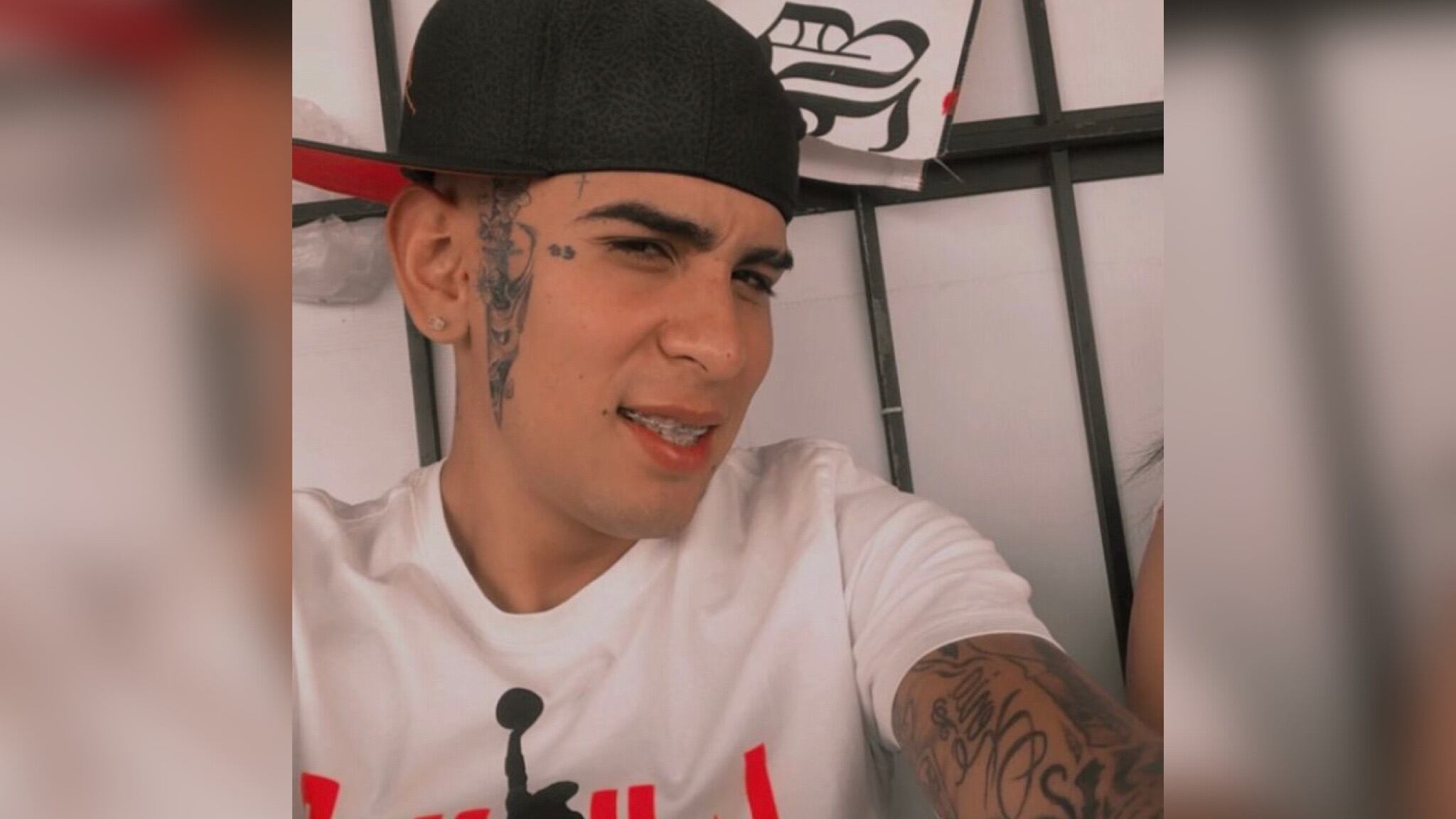 Uno de los antisociales ingresó al lugar y le  disparó a Kevin Kaletry directo a la cabeza antes de huir en una motocicleta que conducía otra persona, según la versión entregada por las autoridades, tras las declaraciones de testigos.