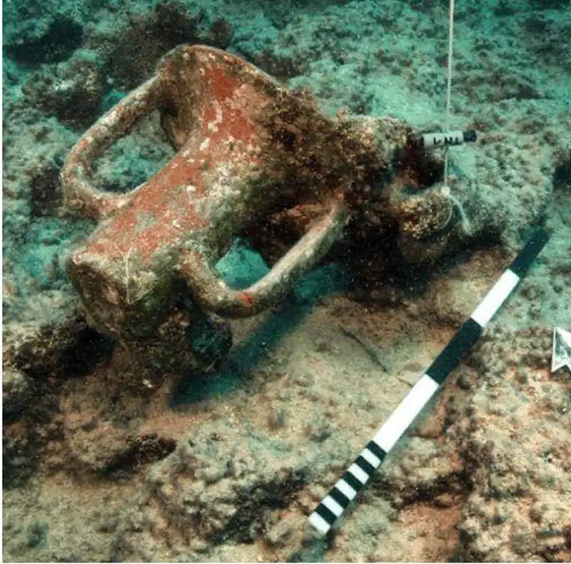 Restos de un ánfora de época ptolemaica encontrada durante las excavaciones en el puerto sumergido descubierto en Taposiris Magna.