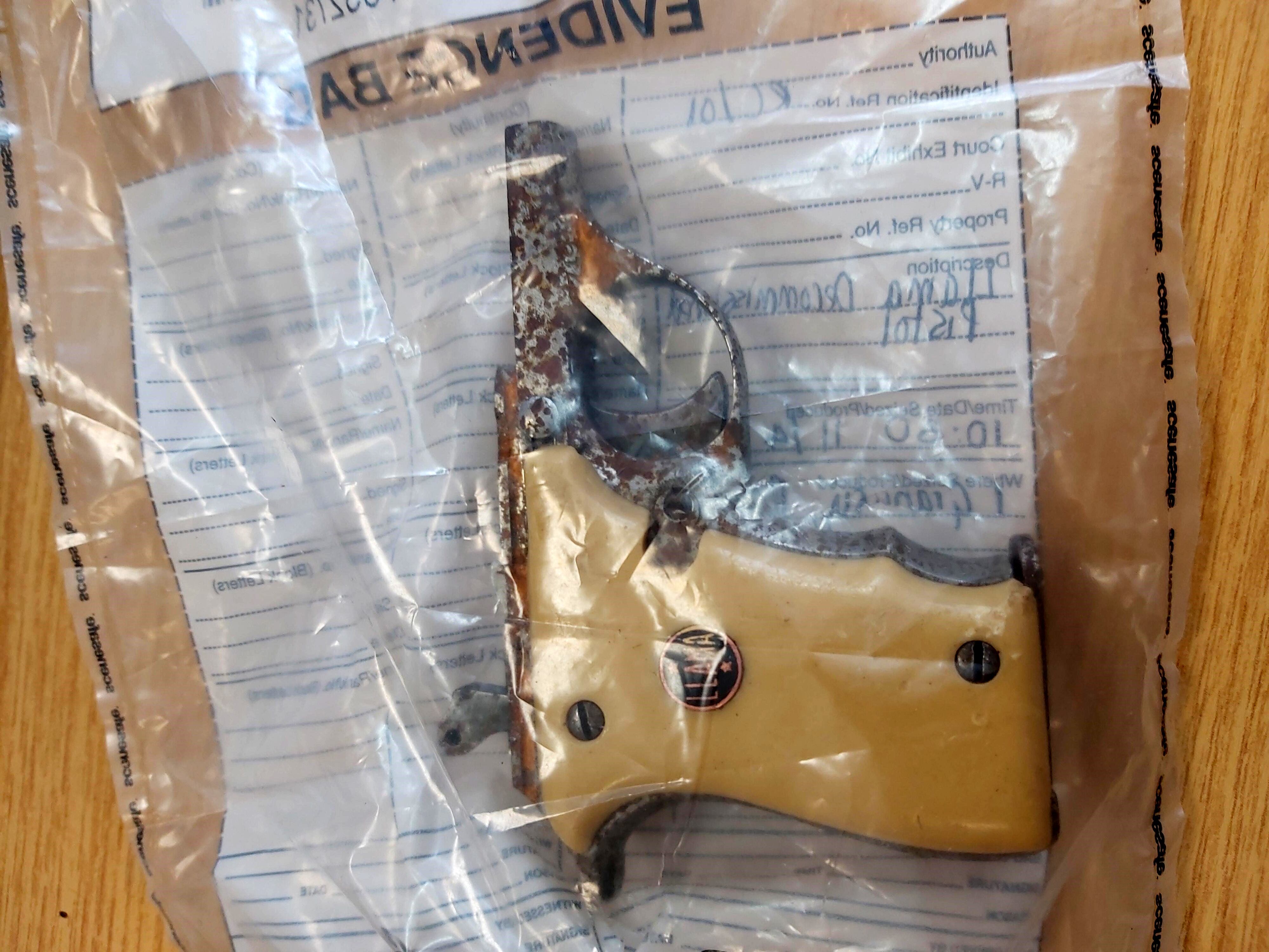 Una fotografía publicada por la Policía Metropolitana en Londres el 21 de septiembre de 2020 muestra una pistola Llama de manos amarillas, que apareció en la película de James Bond 007 "Die Another Day", que ha sido recuperada por la policía luego de un robo en Londres.