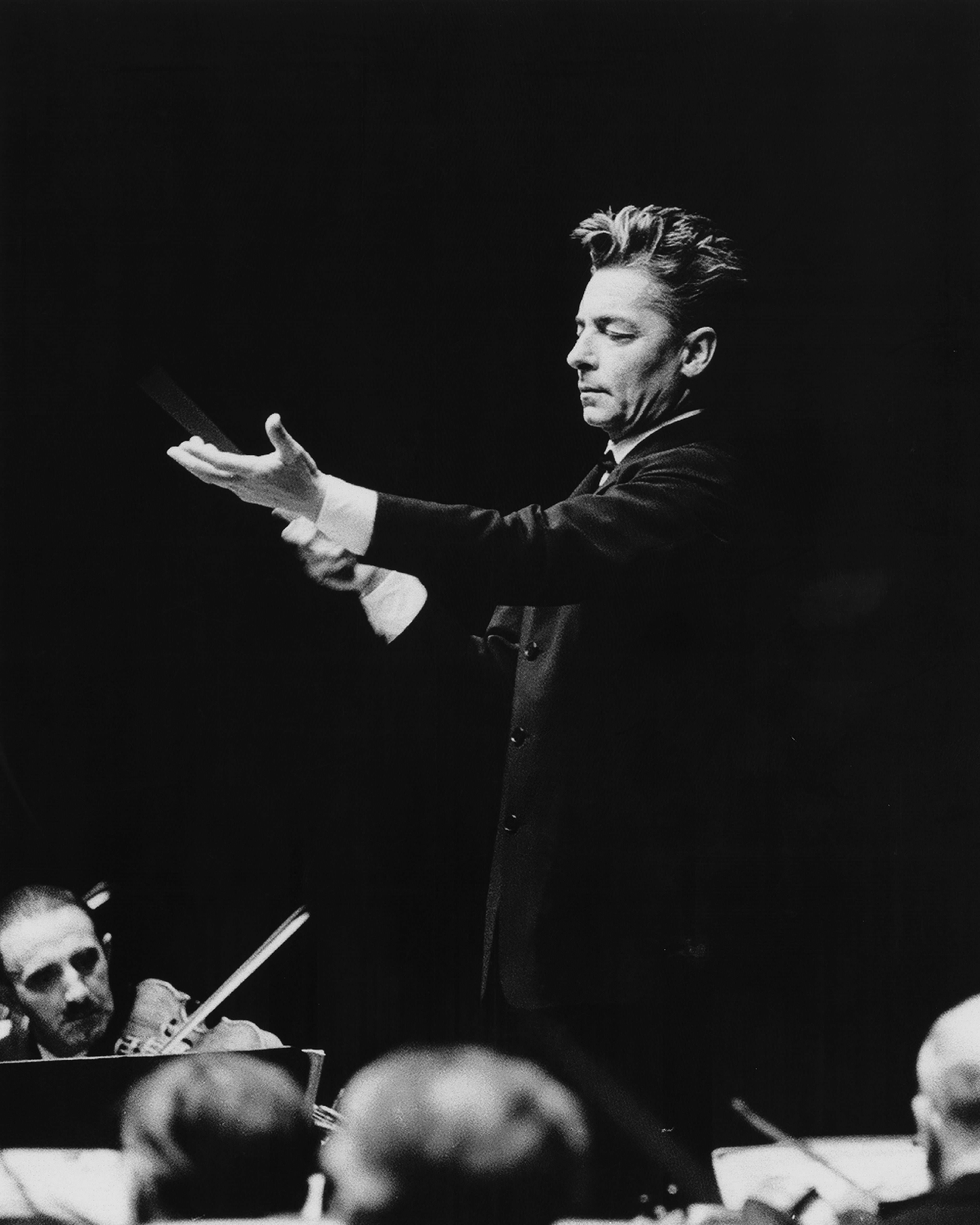 Herbert von Karajan dirige la Filarmónica de Berlín, durante una gira mundial en enero de 1960. (Foto de Ben Martin/Getty Images)