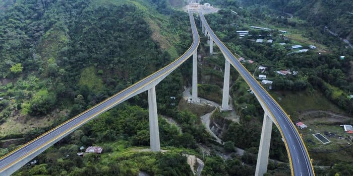 El viaducto Álvaro Mutis Jaramillo, tiene una longitud de 856 metros y es uno de los más modernos del país.
