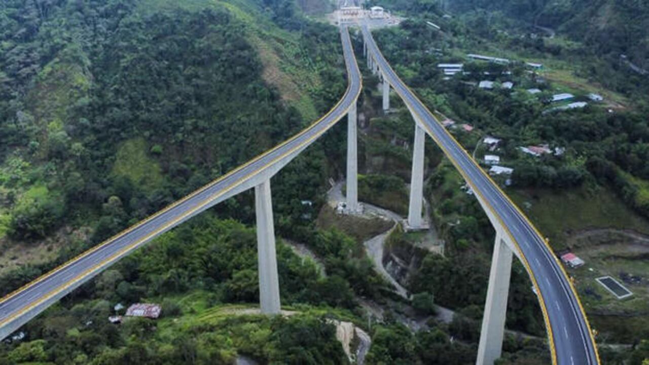El viaducto Álvaro Mutis Jaramillo, tiene una longitud de 856 metros y es uno de los más modernos del país.
