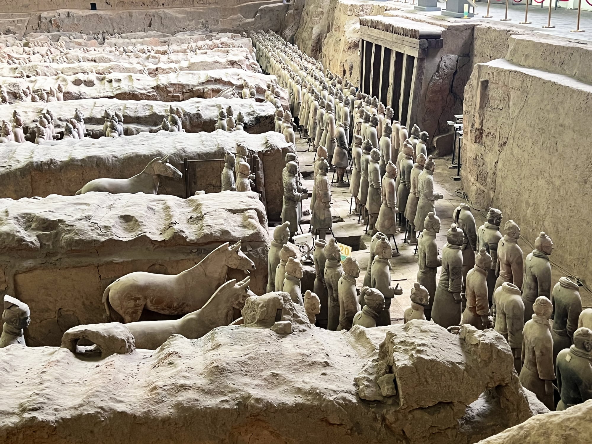 Esta cámara sellada destaca como un descubrimiento excepcional debido a su notable estado de conservación.