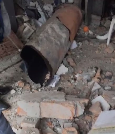 Uno de los cilindros lanzados contra los policías terminó en una de las averiadas viviendas, relataron las comunidades.