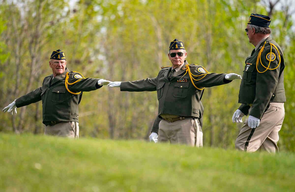 Los miembros de la guardia de honor de Duluth estiran sus brazos para asegurarse de que se encuentren a seis pies de distancia para el distanciamiento social durante el servicio modificado del Memorial Day en el cementerio Forest Hill durante la pandemia covid-19 en Duluth, Minnesota, el lunes 25 de mayo de 2020. El Puesto # 137 celebró un servicio modificado en el cementerio el lunes por la mañana. El servicio generalmente está desbordado de personas, pero vio menos de 100 este año y aproximadamente un tercio de ellos se cubrió la cara. (Alex Kormann / Star Tribune a través de AP)