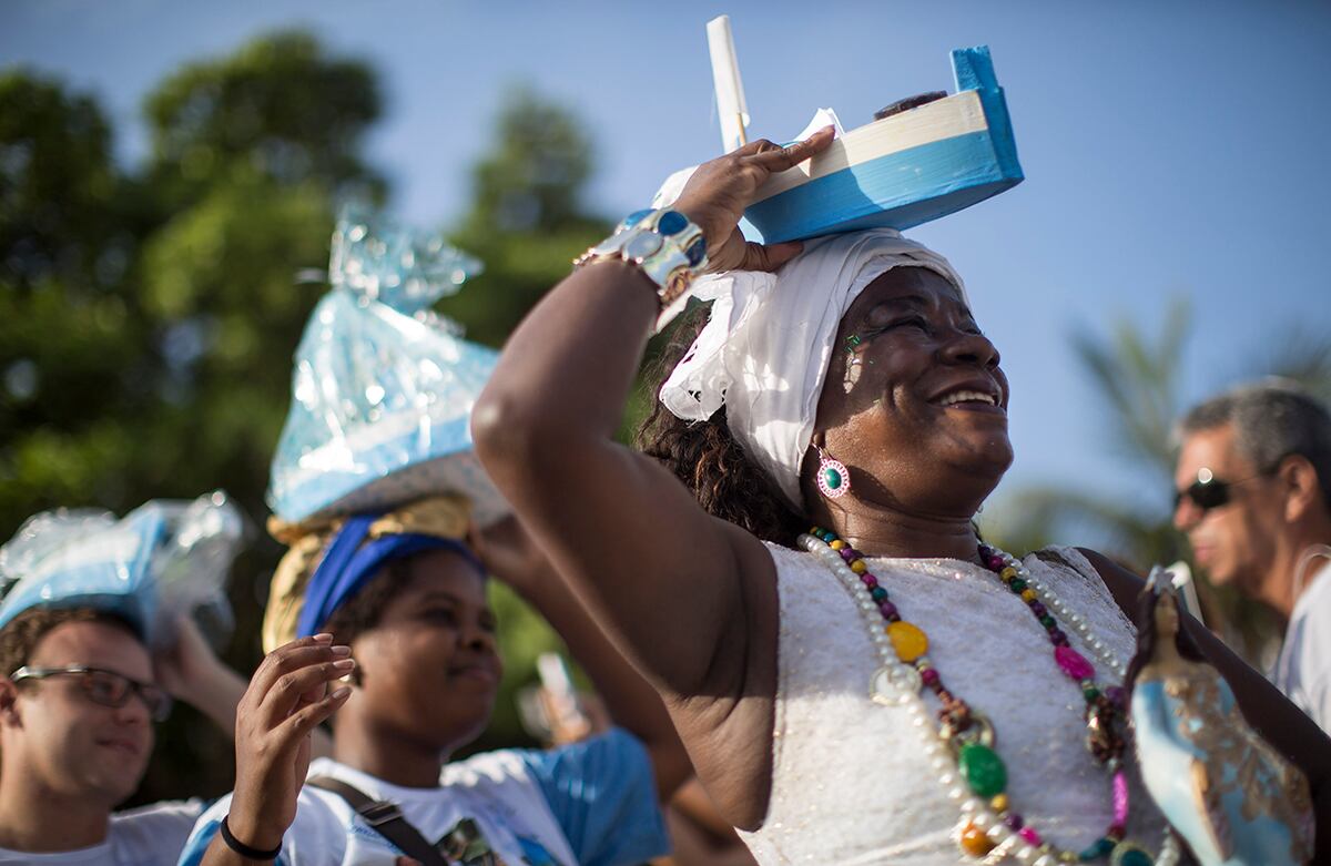 Como una ofrenda para Iemanja, diosa del océano, creyentes de Brasil ofrecen flores y lanzan barcos en las aguas de Copacabana. La deidad hace parte del panteón yoruba, grupo étnico nigeriano llegado a Brasil con la esclavitud de africanos. (AP)