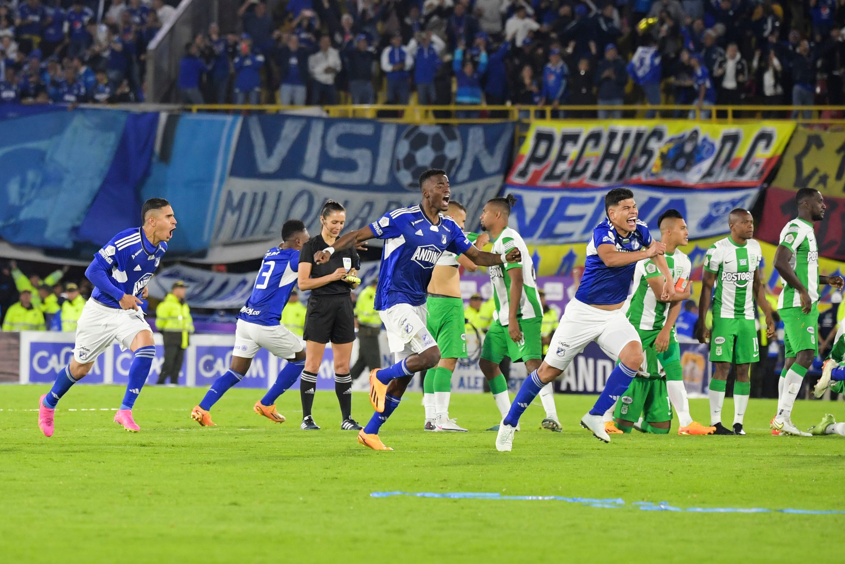 Los jugadores de Millonarios celebran después de ganar el partido final de la Liga BetPlay contra Nacional en el estadio El Campín el 24 de junio de 2023 en Bogotá, Colombia.