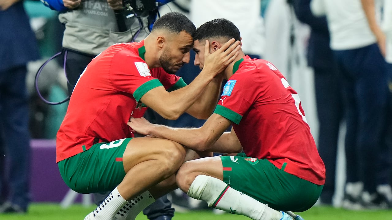 Romain Saiss consuela a Achraf Hakimi tras la eliminación de Marruecos en el Mundial de Qatar 2022.