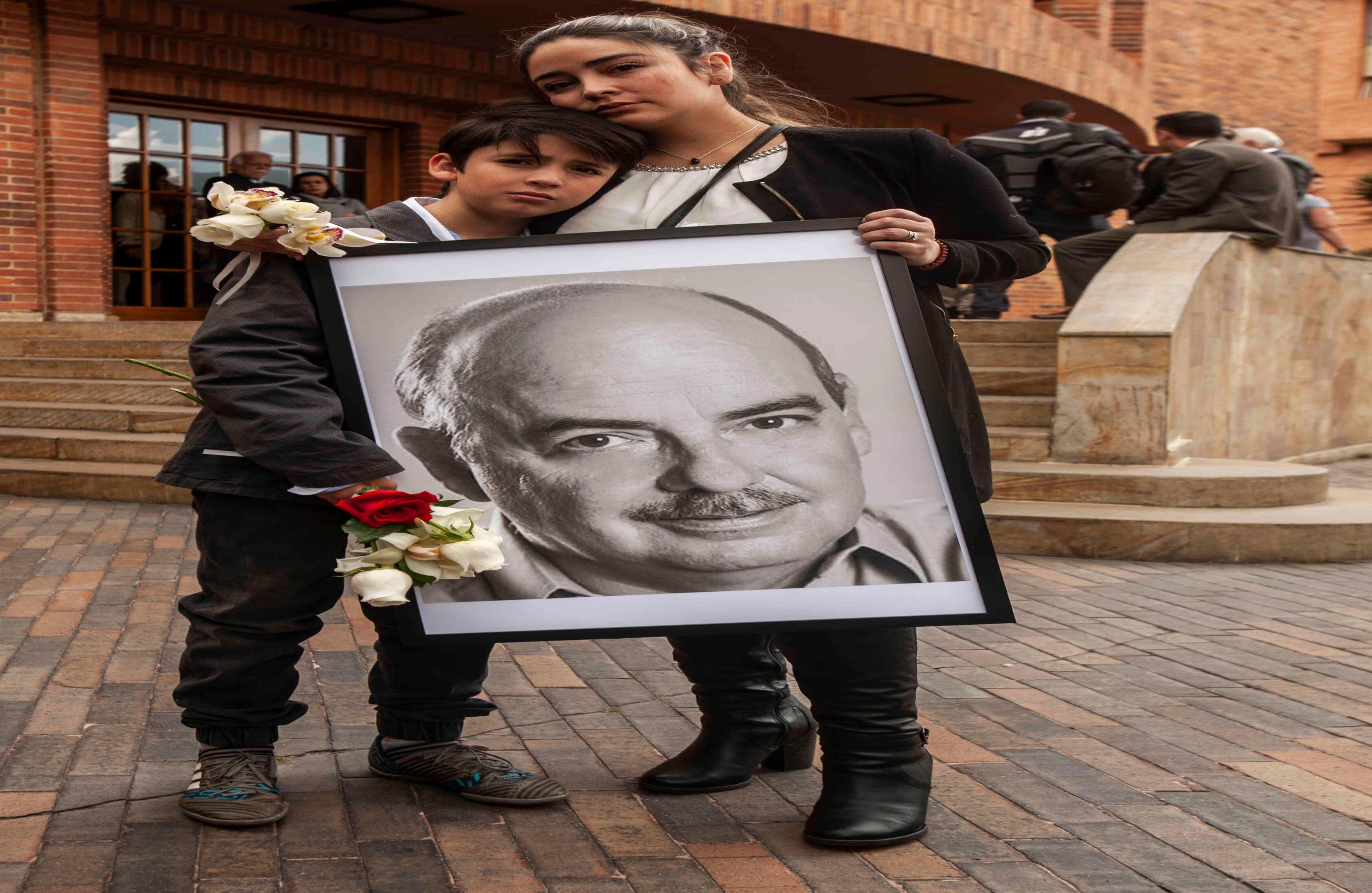 Un retrato a blanco y negro del libretista llevado por sus familiares, acompañó durante toda la ceremonia el cajón de Fernando Gaitán. 