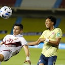 El venezolano Ronald Hernández, a la izquierda, y el colombiano Johan Mojica pelean por el balón durante un partido de clasificación para la Copa Mundial de la FIFA Qatar 2022 en Barranquilla, Colombia, el viernes 9 de octubre de 2020. Foto AP / Mauricio Dueñas.
