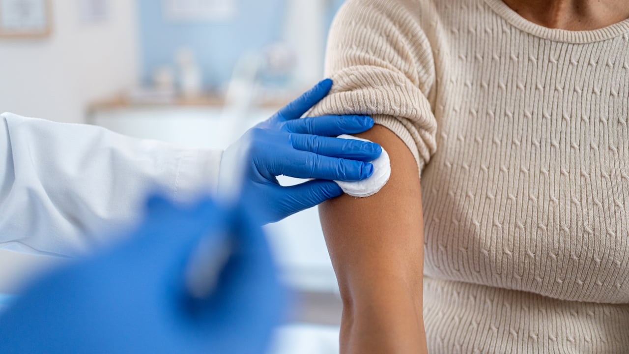 Persisten numerosos mitos que disuaden a muchos de vacunarse. Es necesario aclarar estas creencias erróneas con información respaldada por expertos y organismos de salud.