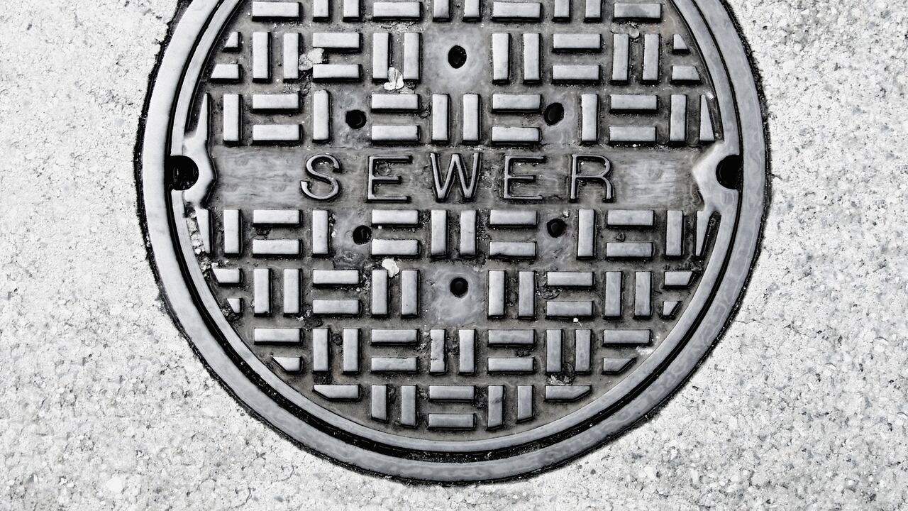 El hombre cayó por una alcantarilla