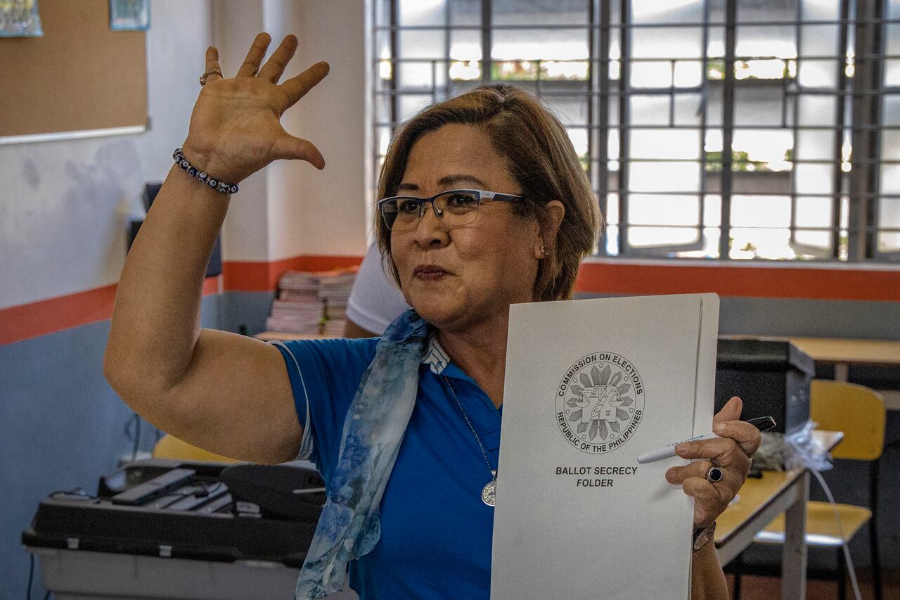 Leila De Lima, fue capturada durante el gobierno de Rodrigo Duterte cuando emprendió una investigación enfocada en la violación de Derechos Humanos por parte de ese gobierno.