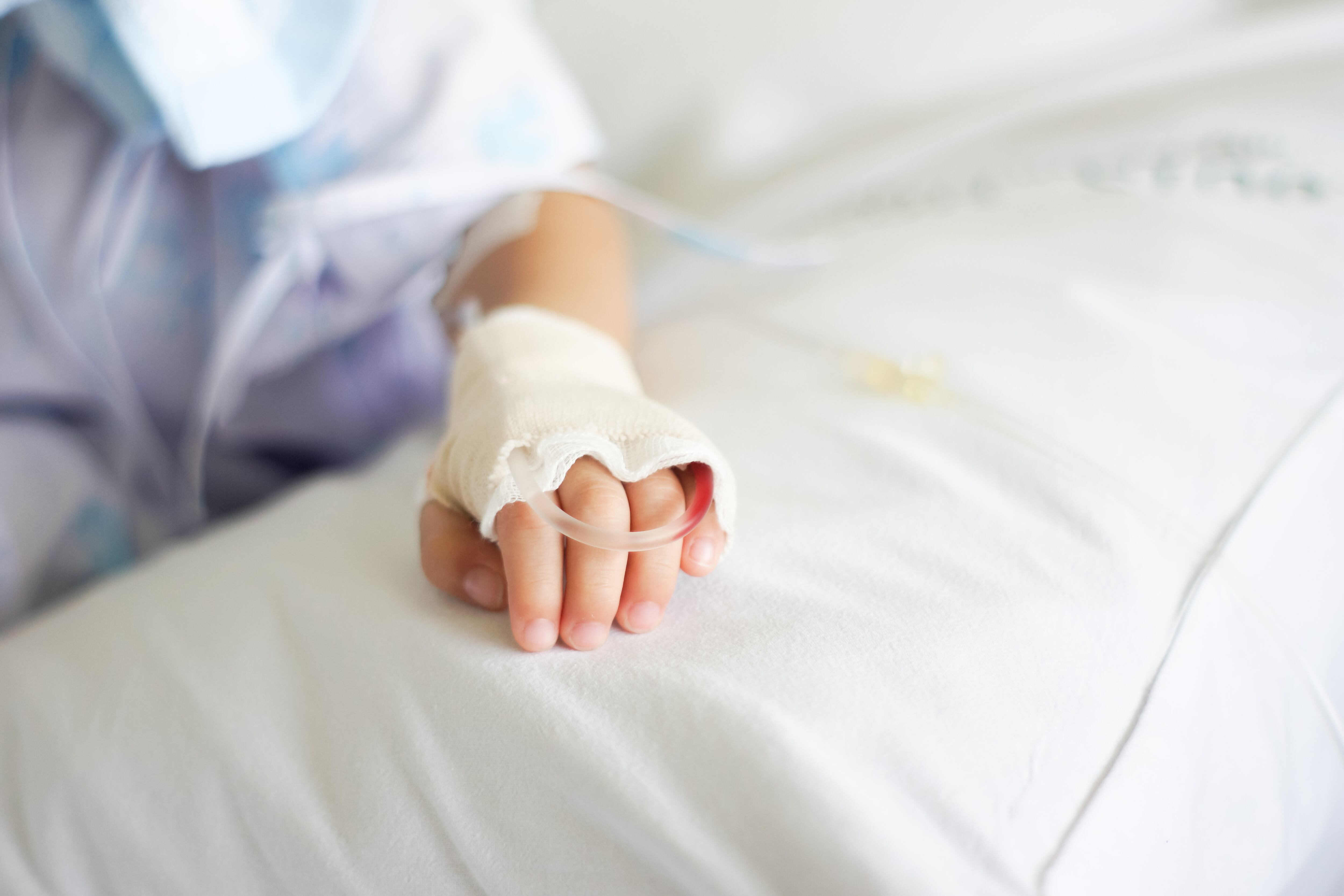 El menor no ha podido regresar a la escuela por los fuertes dolores que le causa su enfermedad.