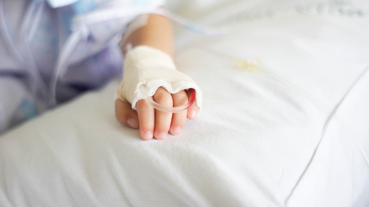 El menor no ha podido regresar a la escuela por los fuertes dolores que le causa su enfermedad.