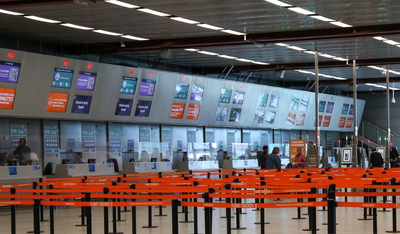 El aeropuerto de Luton en Londres tuvo que cerrar por el daño que causó la ola de calor en la pista de aterrizaje