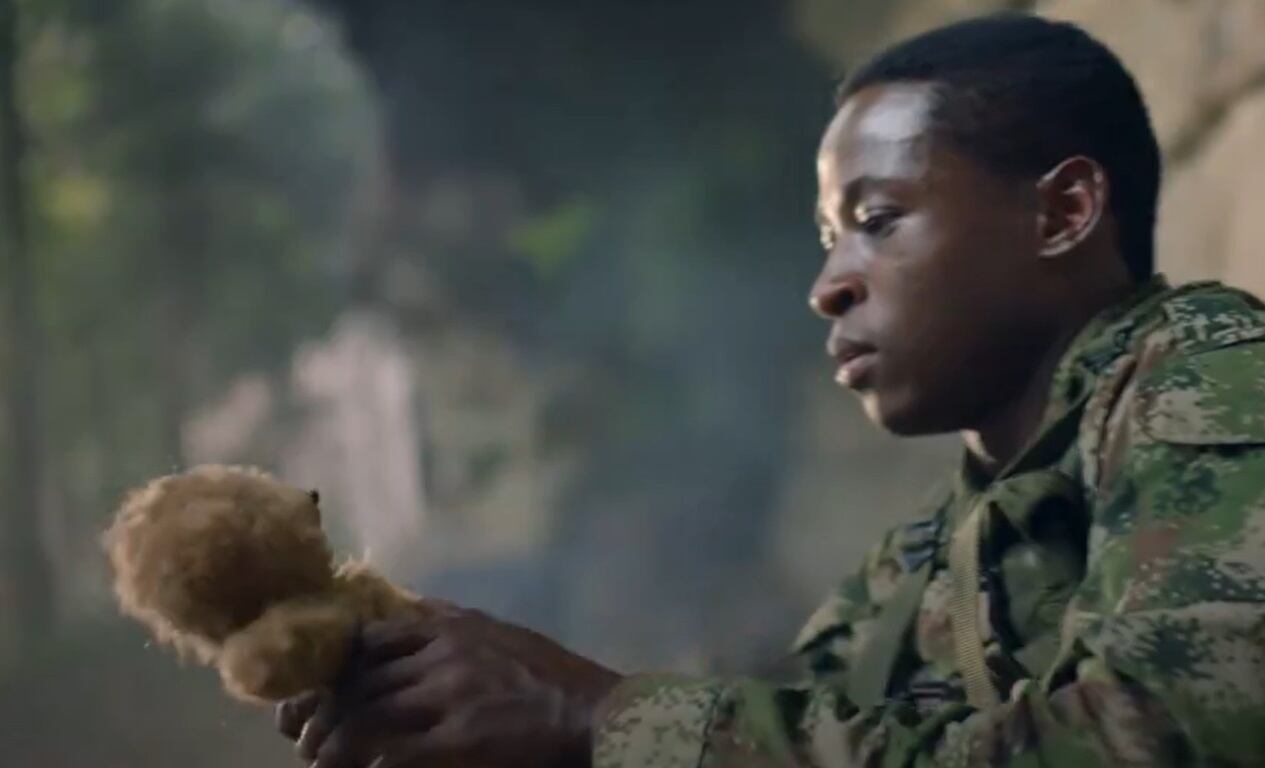 El incidente le da una idea cuando intenta repararlo al armar otro mensaje y decide que ese peluche debe ir a su destino final.